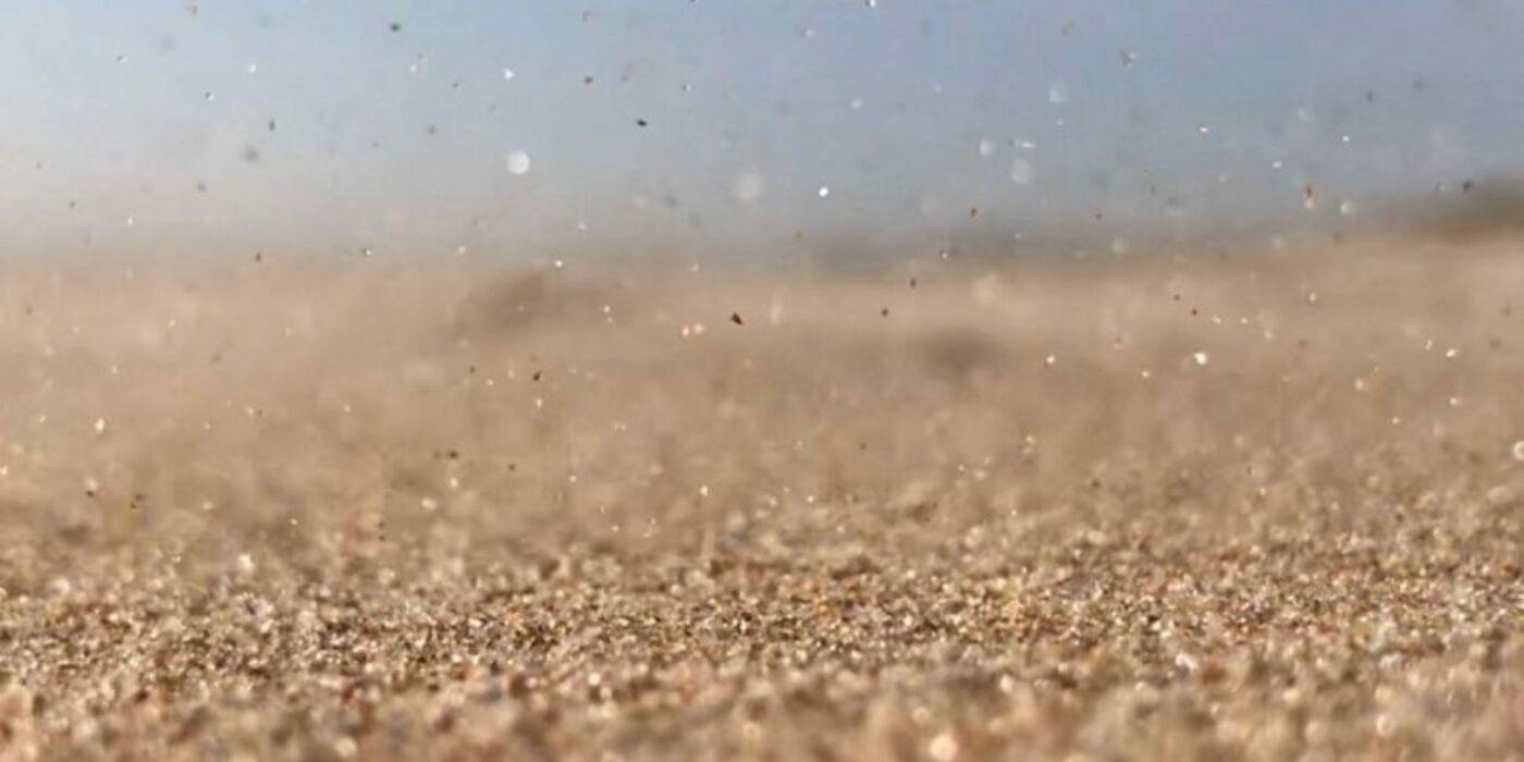 areia a levantar com o vento forte